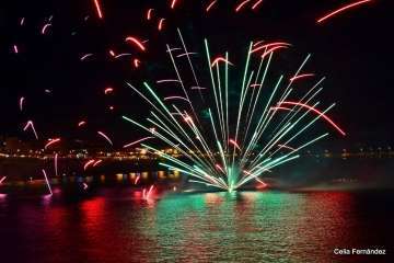 Los fuegos de Melenara, una explosión de color (Foto Celia Fernández)